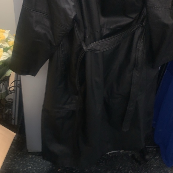 Women’s Leather and Fox Fur coat - Picture 8 of 10